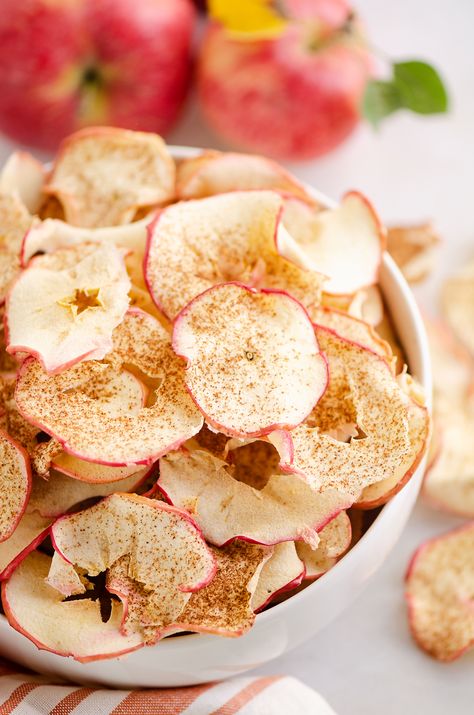 Homemade Apple Chips Ovens, Baked Apple Chips Recipe, Cinnamon Apple Chips Baked, Oven Baked Apple, Baked Apple Chips, Apple Chips Recipe, Dehydrated Apples, Cinnamon Apple Chips, Apple Chips Baked