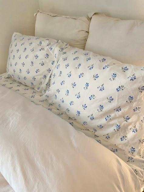 White bedding with floral sheets Patterned Sheets Bedding, Blue Floral Bedding, Ditsy Floral Bedding, Blue Floral Quilt, Light Blue Floral Bedding, Coastal Granddaughter Bed Sheets, Blue Floral Sheets, Blue Floral Bedsheets, Blue Floral Bed Sheets Aesthetic