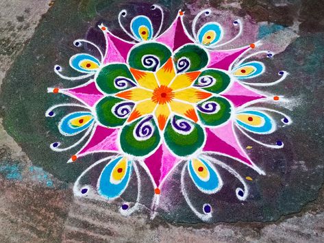 Colour Kolam Rangoli Patterns, Colourful Rangoli Designs Diwali, Colour Kolam Design, Pongal Kolam Rangoli, Modern Rangoli, Bubble Wrap Art, Colour Kolam, Colour Rangoli, Rangoli Designs Videos