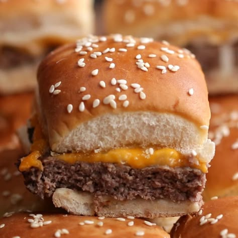 Cheeseburger Sliders by Tasty Bbq Chicken Sliders, Slider Sandwiches, Breakfast Slider, Cheeseburger Sliders, Burger Sliders, Buzzfeed Tasty, Cheese Burger, Slider Recipes, Sesame Seed