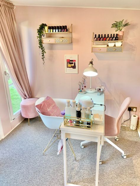 Insta-Worthy Nail Salons! — NAIL CAREER EDUCATION Nail Room Ideas Home, Desain Salon Kuku, Home Nail Salon Ideas, Manicure Station, Nail Room Ideas, Tech Room, Nail Salon Interior Design, Beauty Room Salon, Nail Salon Interior