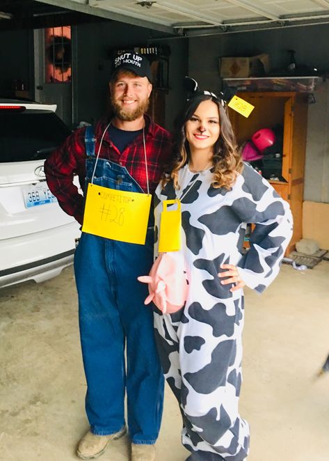 Cow Farmer Costume, Cute Farmer Costume, Farmer And Cow Costume Couple, Pregnant Cow Costume, Cow Couple Costume, Cow And Farmer Costume Halloween, Diy Farmer Costume, Halloween Consumes, Farmer Halloween Costume