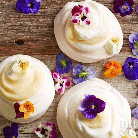 Edible Flower Garden, Flowers Recipes, Edible Rose Petals, Flower Desserts, Granola Parfait, Edible Flowers Recipes, Dried Hibiscus Flowers, Flower Recipes, Edible Roses