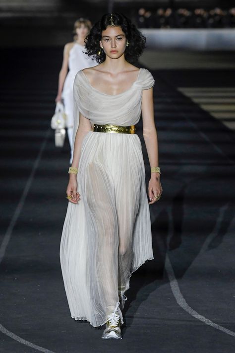 Dior Resort 2022 Greek Goddess Runway, Ancient Rome Fashion, Ancient Rome Clothing, Greek Inspired Dress, Ancient Greece Fashion, Greek Outfit, Greece Dress, Ancient Greek Clothing, Empire Outfit