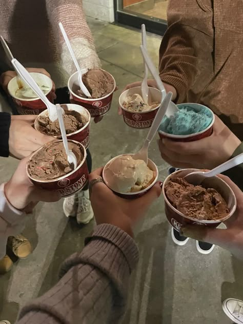 #icecream #friends Getting Ice Cream With Friends, Dairy Queen Aesthetic, Friends Eating Ice Cream, Summer Hangout Ideas, Ice Cream With Friends, Bts Chicago, To Do List Summer, Eating With Friends, Cousins Funny