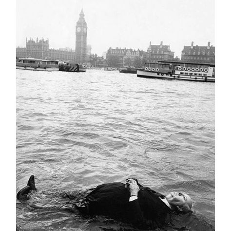 Alfred Hitchcock relaxing in the river Thames. #atthemovies #alfredhitchcock #london #movies #hitchcock #film #hollywood #thames #fbf Murakami Haruki, Michelangelo Antonioni, Photo Star, 사진 촬영 포즈, I Love Cinema, Hieronymus Bosch, Foto Art, River Thames, Alfred Hitchcock