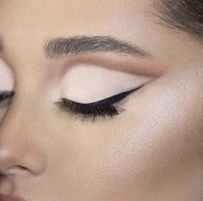 Ariana Grande Make Up Look, Ariana Grande Eye Makeup, Ariana Grande Makeup Looks, Ariana Grande Eyeliner, Ariana Makeup, 60s Cat Eye, Cute Eyeliner, Ariana Grande Make Up, Eyeliner Inspiration