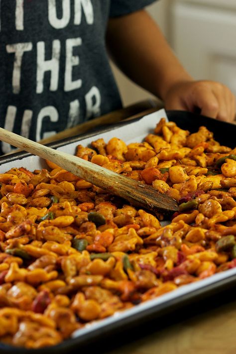 Fast and easy, Goldfish Pizza Snack Mix recipe is perfect for back to school! From TheSuburbanSoapbox.com #MixMatchMunch Party Snacks Appetizers, Goldfish Snack, Homemade Snacks Recipes, Snacks Crackers, Mix Pizza, Seasoned Crackers, Snack Mix Recipe, Outdoor Movie Night, Bake Sale Ideas