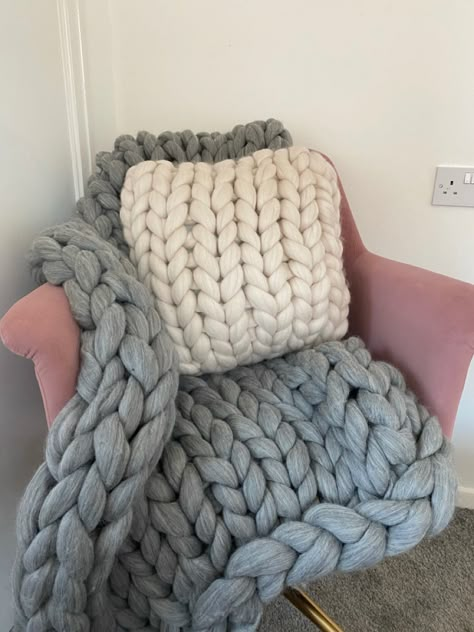 Huge Yarn Blanket, Big Crochet Pillow, Huge Blanket, Chunky Knit Pillow, Alize Puffy, Big Knits, Knit Pillow, Blanket Diy, Chunky Knit Blanket