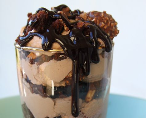 Ferrero Rocher Brownie Trifles-This is seriously my dream! Ingredients 1/3 cup unsweetened cocoa powder 1/2 cup flour 1/3 teaspoon salt 1/4 teaspoon baking powder 1/2 cup salted butter (1 stick) 1 ... Cooking Without Fire Desserts, Desserts In Glasses, Frosted Brownies, Salted Caramel Brownie, Brownie Trifle, Sugar Free Brownies, Italian Sweets, Pear Cake, Salted Caramel Brownies