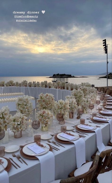 White Wedding With Candles, Wedding Ideas Gold, Private Beach Wedding, White Dress Casual, Woman Butterfly, Long Dresses Summer, Dinner Experience, Dream Wedding Reception, Dream Beach Wedding