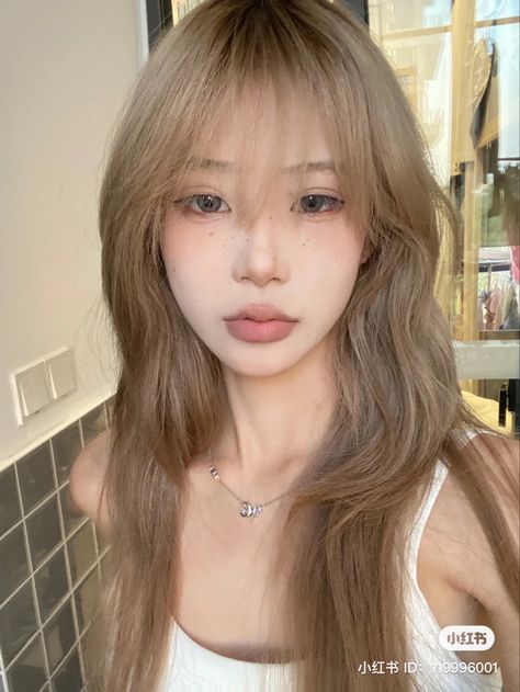 Japanese Light Brown Hair, Cool Toned Blonde Hair Asian, Cool Tone Asian Hair, Korean Hair Blonde, Korean Blonde Highlights, Aesthetic Haircolor Ideas, Ashy Strawberry Blonde Hair, Creme Brulee Hair Color, Hair For Medium Skin Tone