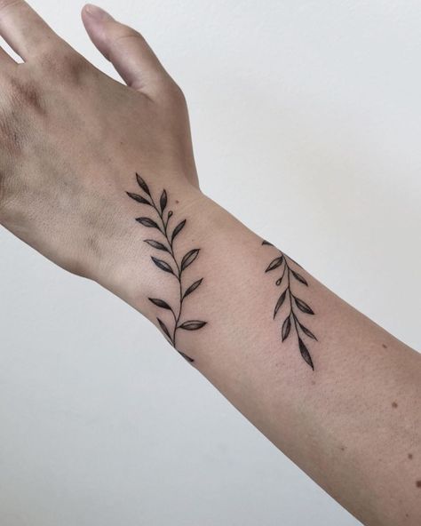 Wrap Around Wrist Tattoos, Mens Body Tattoos, Hand Tattoo Designs, Around Arm Tattoo, Wrap Around Tattoo, American Traditional Tattoo Ideas, Flower Thigh Tattoos, Traditional Tattoo Ideas, Flower Tattoo Ideas