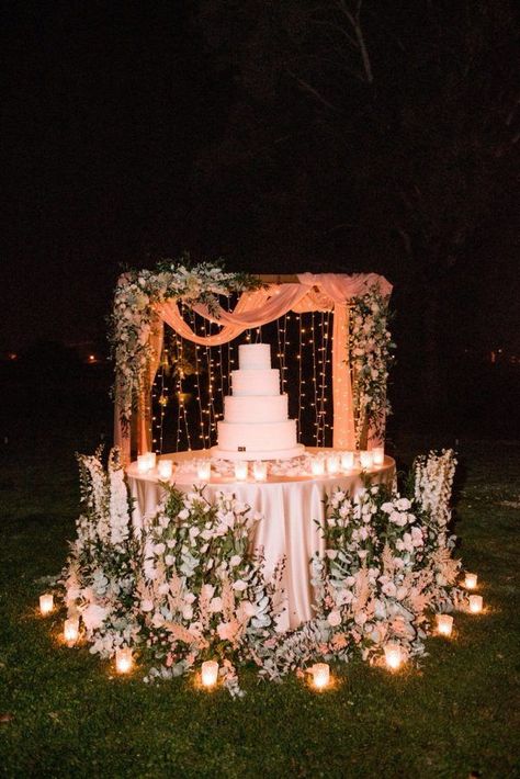 wedding cake display surrounded by flowers Outdoor Wedding Cake Table Ideas, Romantic Wedding Cake Table, Wedding Flower Display Ideas, Simple Cake Backdrop, Unique Wedding Cake Display, Outdoor Wedding Cake Table, Cake Tables Wedding, Cake Displays For Weddings, Wedding Cake Area Decoration