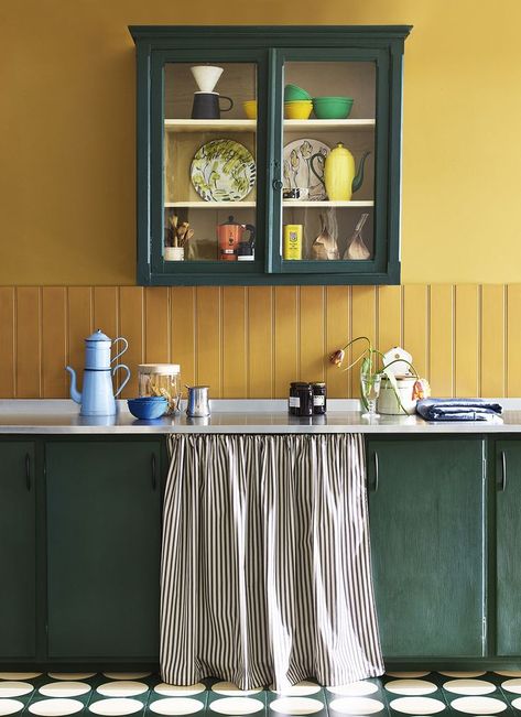 Whether you prefer English or French varieties, mustard belongs on more than just your condiments shelf in the kitchen this autumn. Why not add a dash of warmth to your crockery? Choosing a statement mustard teapot or tea towels is a simple, transient way to try the colour. Image credit: Annie Sloan Annie Sloan Satin Paint, Annie Sloan Wall Paint, Mustard Kitchen, Mustard Yellow Kitchens, Yellow Painted Walls, Yellow Kitchen Walls, Green Kitchen Ideas, Mustard Walls, Colourful Kitchen