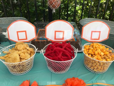 Sport Birthday Party Food, Basketball Party Snacks, Boys Basketball Birthday Party Ideas, Space Jam Party Ideas, Basketball Themed Snacks, 2nd Birthday Sports Theme, Basketball Themed Food, Space Jam 1st Birthday Party, Basketball Charcuterie Board