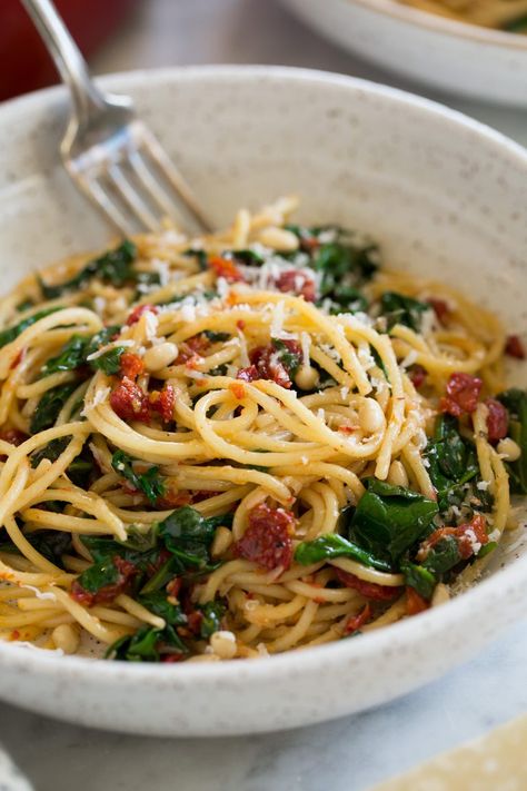 Spinach And Sun Dried Tomato Recipes, Spaghetti And Spinach With Sundried Tomatoes, Spaghetti With Sun Dried Tomatoes, Spinach And Sun Dried Tomato Pasta, Sun Dry Tomatoes Recipes, Sun Dried Tomato Spaghetti, Pasta With Dried Tomatoes, Healthy Spaghetti Recipes, Sun Dried Tomato Recipes