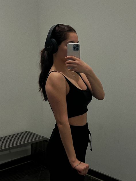 gym aesthetic. push day. arm day at the gym. arm workouts. triceps and biceps. gym rat. girls at gym Gym Rat Girl Aesthetic, Arm Day At The Gym, Girl Biceps, Goals Mood Board, Becky G Outfits, Rat Girl, Gym Pics, Push Day, Gym Rats