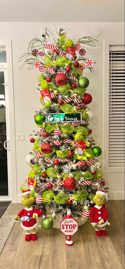 Grinch Themes Christmas Tree, Chrinchmas Tree, Themed Christmas Tree Ideas Grinch, Grinch Christmas Tree With Ribbon, Grinch Christmas Decorations White Tree, Christmas Tree Ideas The Grinch, Dr Seuss Christmas Tree Ideas, Grinchmas Home Decor, The Grinch Theme Christmas Decor