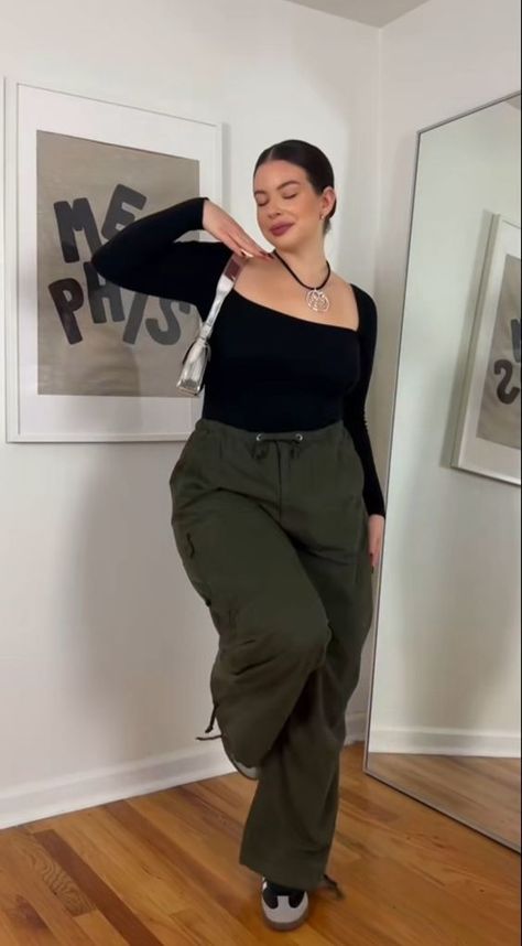 Outfits With Cargo Pants Plus Size, Zara Mid Size Outfit, Baddie Outfits Casual Midsize, College Going Out Outfits Plus Size, What To Wear To University, Square Pants Outfit Plus Size, Plus Size Fall Fashion 90s, Poses For Mid Size Women, New York Aesthetic Outfits Plus Size