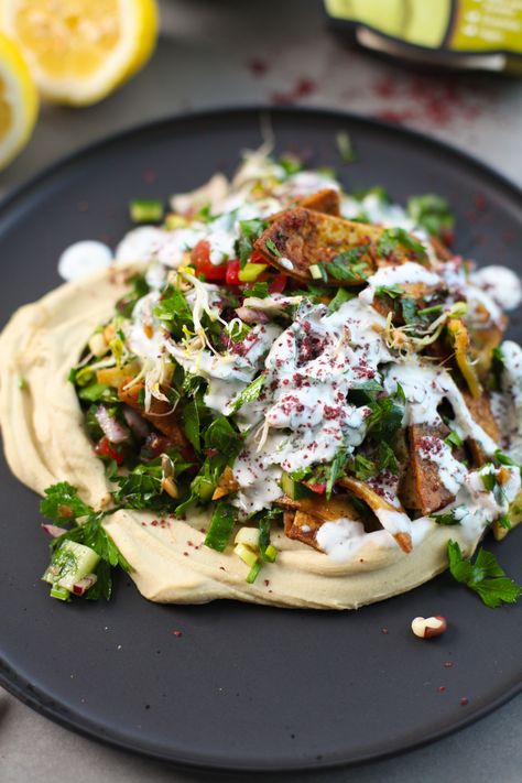 Diesen Sommer gilt: Fattoush für alle! Knackiges Gemüse, Röstbrot, massig Kräuter und minziges Joghurtdressing. Sommerrezepte können so einfach sein! Bei diesem Rezept bereitet ihr den Levante Salat ruckzuck zuhause zu. Gurken, Tomaten, viele frische Kräuter und krosses Brot werden mit erfrischendem Buttermilch-Dressing, frischer Minze und Sumach auf einem Bett aus cremigem Hummus serviert. Probiert es unbedingt aus! 🥰 #levante #fattoush #ottolenghi Fattoush Salad, Ottolenghi Recipes, Fine Cooking, Summer Kitchen, Happy Meal, Savoury Dishes, Hummus, Health Food, Easy Dinner