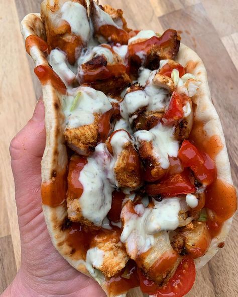 Hayley Dean’s Instagram photo: “Sometimes you just need a big juicy chicken kebab 😍🥰 so easy to do & proper tasty! Will add details to my story ♥️🥙” Proper Tasty, Chicken Kebab, Big Juicy, Chicken Kebabs, Night Background, Juicy Chicken, My Story, Vegetable Pizza, Dean