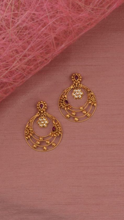 Jumka Mehendi Design, Ear Rings Chandbalis Gold, Gold Jewels Design Earrings, Jumkha Earrings Gold, Antique Gold Earrings Simple, Jimikki Kammal Gold, Chandbalis Earrings Gold, Gold Chandbali Earrings Design, Gold Ear Rings Designs