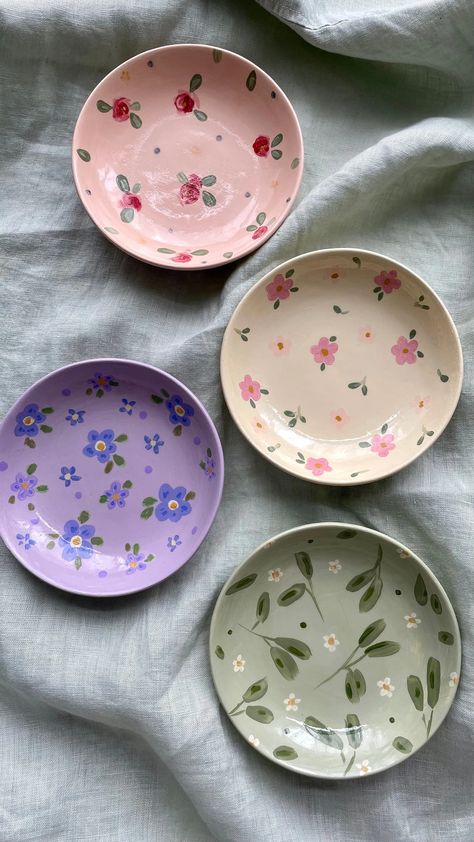 Painting Ceramics Ideas Simple, Jewelry Plate Painting Ideas, Cute Plate Designs, Pottery Painting Ideas Jewelry Dish, Clay Plate Painting Ideas, Jewelry Dish Painting Ideas, Pottery Designs Ideas, Paint Your Own Pottery Ideas, Painting Clay