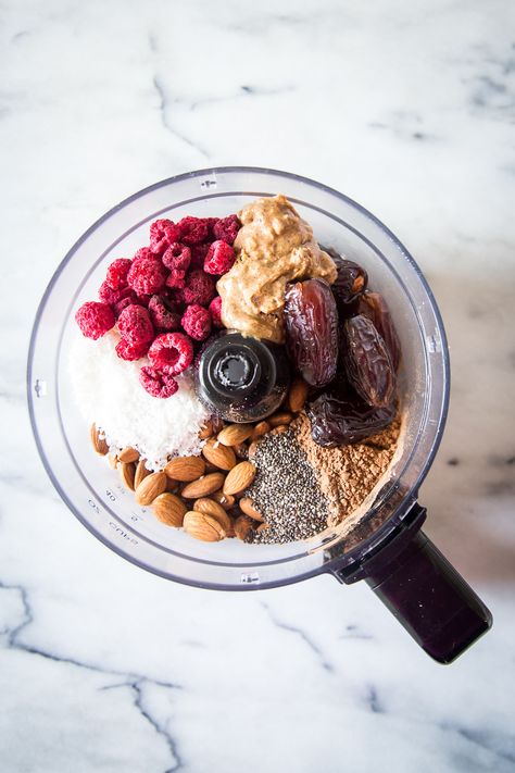 These Raspberry Cocoa Energy Balls Are The Perfect 3pm Snack - Camille Styles Raspberry Energy Balls, Fruit Energy Balls, Cocoa Energy Balls, Fancy Popcorn, Spritz Cocktails, Crumble Recipes, Chickpea Flatbread, Cauliflower Tabbouleh, Crispy Chickpea