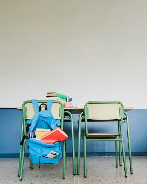 Free photo school workplace in classroom | Free Photo #Freepik #freephoto #school-desk #school-backpack #school-table #school-supplies Classroom Photography, Middle School Aesthetic, Back To School Campaign, School Props, Classroom Desks, School Table, Chair Photography, Education Photography, Photo School