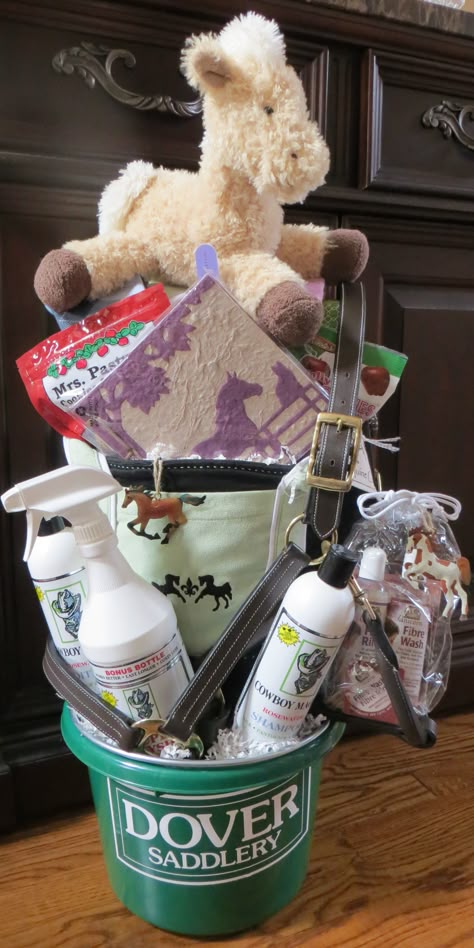 Horse Lover Gift Basket, complete with grooming supplies, equipment, horse treats, and more! The gift basket was designed for a charity horse show raffle. Horse Gift Basket Ideas, Horse Theme Raffle Basket, Horse Gift Basket, Western Gift Basket, Art Gift Basket, Gifts For Equestrians, Horse Items, Equestrian Christmas, Basket Raffle