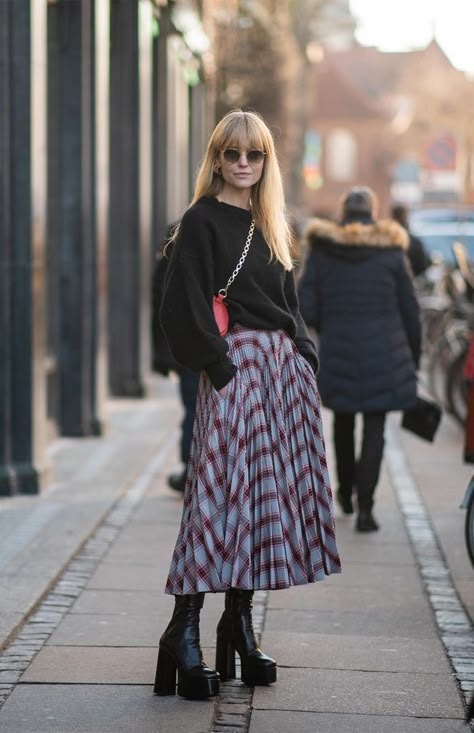 Platform Boots Outfit, Styling Sweaters, Styling Skirts, Styling Boots, Boots Fall Ankle, Trending Boots, Easy Street, Mode Inspo, Plaid Skirt