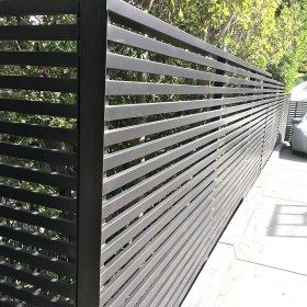 Iron fence with horizontal slats Aluminum Fence Landscaping, Aluminum Fence Ideas, Fancy Fence, Property Gates, Horizontal Slat Fence, Iron Fencing, Aluminum Fencing, House Fence, House Fence Design