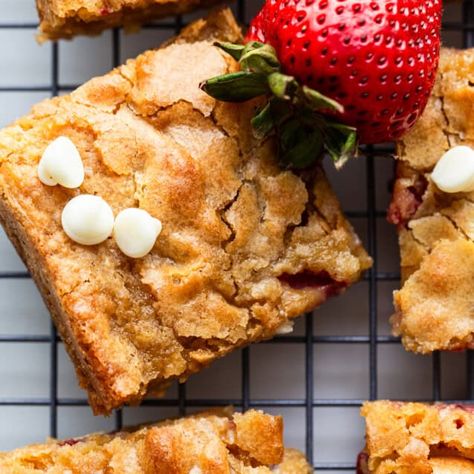 White Chocolate Strawberry Blondies - Fit Foodie Finds Strawberry Blondies, White Chocolate Desserts, Strawberry Oatmeal Bars, White Chocolate Brownies, Low Carb Meats, Fit Foodie Finds, White Chocolate Strawberries, Strawberry Oatmeal, Blondies Recipe