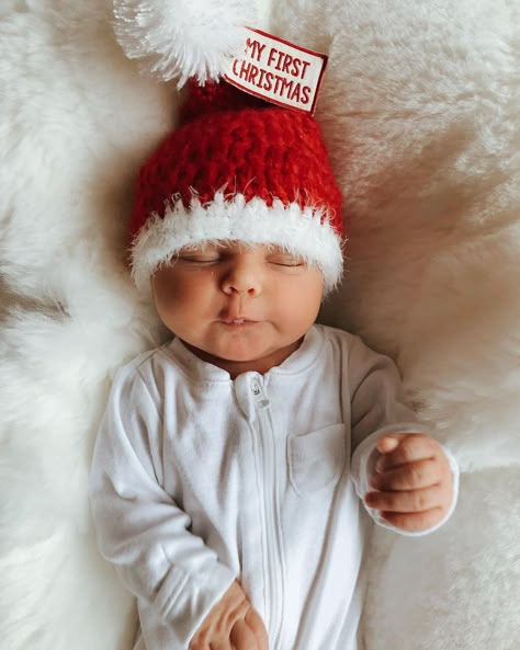 December Newborn Pictures, Creative Baby Photoshoot Ideas, First Santa Picture, Baby Boy Christmas Photoshoot, Newborn Christmas Crafts, Baby Christmas Picture Ideas, Baby Pictures With Santa, Santa And Baby Photo Ideas, Newborn Santa Pictures