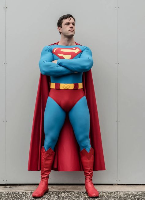 90s Superhero Costume, Superman Reference, Superhero Reference, Cosplay Guy, Superman Pose, Diy Costumes For Boys, Planet Krypton, Superman Boy, Superman Costume