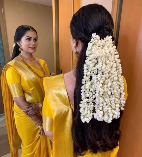 42 Best Bridal Hairstyles To Match With Sarees: From Braided Bun To Dreamy Waves Saree And Flower In Hair, Simple Bridal Hair With Flowers, South Indian Flower Hairstyles, South Indian Bride Braid Hairstyle, Traditional Hairstyle With Flowers, South Indian Gajra Hairstyle, Tamil Hairstyle With Flowers, Kerala Hairstyles For Saree, South Indian Wedding Hairstyle