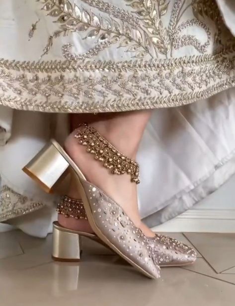 Footwear For Lehenga, Heels For Lehenga, Pakistani Bridal Shoes, Bridal Heels Indian, Heels Indian, Wedding Heels Brides, Sandals Aesthetic, Royal Indian Wedding, Indian Wedding Shoes