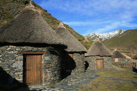 Ancient celtic houses Celtic Nations, Ancient Houses, Ancient Celts, The Celts, Celtic Culture, Vernacular Architecture, Google Co, Thatched Roof, Natural Building