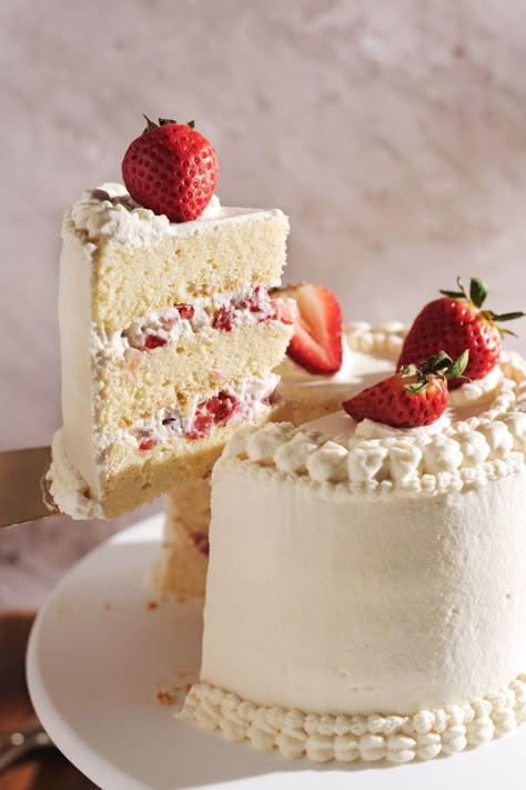 Chiffon Cake Strawberry, Chiffon Wedding Cake, Wedding Cake Cream, Strawberry Cake Birthday, Strawberry Chiffon Cake, Strawberry Chiffon, Strawberry Cream Cake, Strawberry Sponge Cake, Fluffy Layers