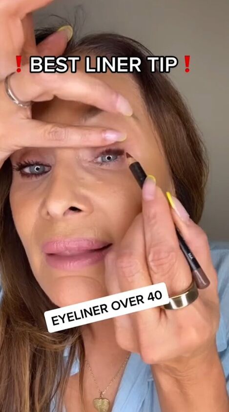 Eyeliner Over 40, Eyeliner Tricks For Beginners, Makeup For 50 Year Old, How To Put Eyeliner, Eyeliner Tricks, Over 40 Skin Care, Eyeliner Techniques, How To Do Eyeliner, Makeup Over 50