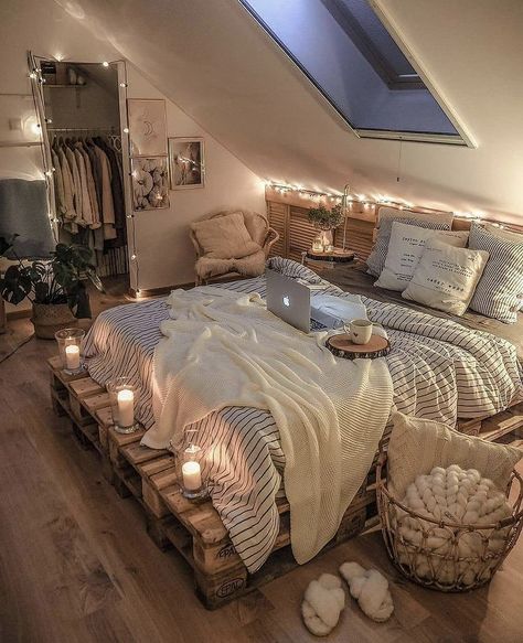 Bedroom Scandinavian Style Cozy, Decluttered Bedroom, Bedroom Ideas Simple Cozy, Bedroom Inspiration Cozy, Koti Diy, Western Bedroom Decor, Western Rooms, Winter Bedroom, Dream Bedroom Inspiration