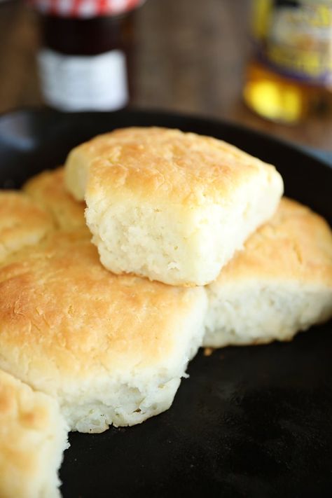 Homemade Biscuits Recipe Southern, Southern Biscuits Homemade, Fluffy Homemade Biscuits, Amish Biscuits Recipe, Buttermilk Biscuit, Homemade Southern Biscuits, Biscuits Without Buttermilk, Southern Biscuit Recipe, Southern Style Biscuits