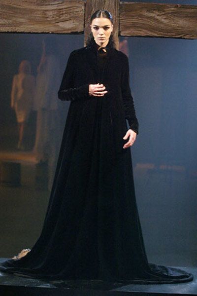 The complete Riccardo Tisci Fall 2005 Ready-to-Wear fashion show now on Vogue Runway. Tight Pencil Skirt, Ricardo Tisci, Mother Photos, Riccardo Tisci, Long Black Hair, Couture Collection, Nun Dress, Creative Director, Givenchy