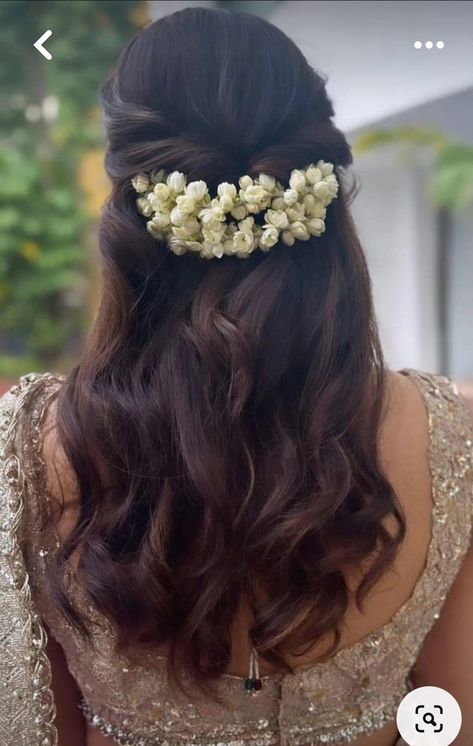 Curls For Indian Wedding, Curls Hairstyles Indian Wedding, Tamil Hairstyle For Saree, Saree With Flower In Hair, Tamil Saree Hairstyles, Hairstyles For Saree With Flowers, Curls With Flowers In Hair, Short Hairstyle Women Traditional Indian, Hair Styles With Flowers Indian