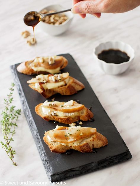 Pear And Brie, Healthy Holiday Appetizers, Brie Crostini, Crostini Appetizers, Healthy Thanksgiving Recipes, Fall Appetizers, Elegant Appetizers, Appetizers Finger Foods, Healthy Thanksgiving