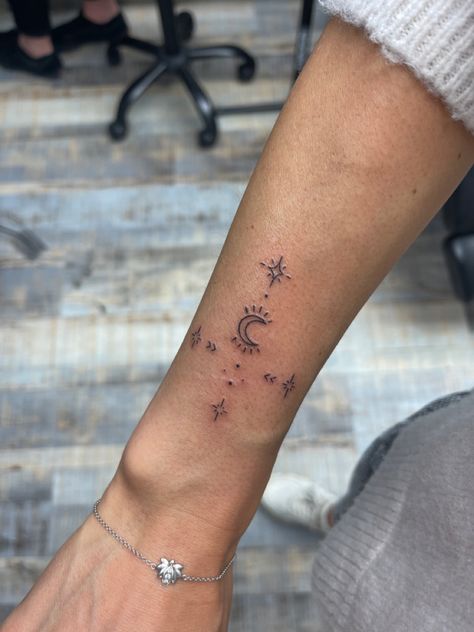 Sky Full Of Stars Tattoo, May Tattoo, Henna Drawings, Stars Tattoo, Tattoos Love, A Sky Full Of Stars, Accessory Inspo, Tattoos Henna, Classy Tattoos