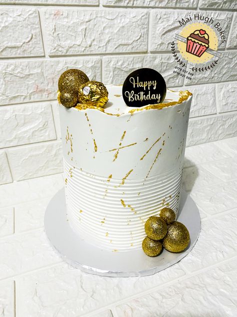 White cake with glitter gold foam balls, ferrero rocher chocolate and happy birthday disc topper White And Gold Cake, Gold And White Cake, 2 Tier Cake, Ball Cake, Glitter Ball, Cakes And Pastries, Special Cakes, Edible Gold, Cakes For Women