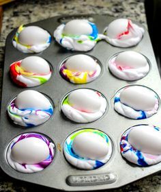 Coloring Easter Eggs has never been easier! For these Easy Dyed Easter Eggs you only need two ingredients, shaving cream and food coloring! Shaving Cream And Food Coloring, Påskeaktiviteter For Barn, Dyed Easter Eggs, Diy Osterschmuck, Easter Crafts For Adults, Easter Egg Dye, Easter Goodies, Easter Inspiration, Ideas For Easter Decorations