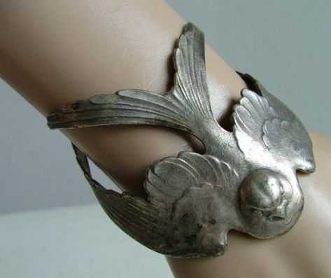 Bird Bracelet, Funky Jewelry, Diy Schmuck, Shiny Things, Silver Cuff, Jewelry Inspo, Napkin Rings, Pretty Things, Jewelry Inspiration